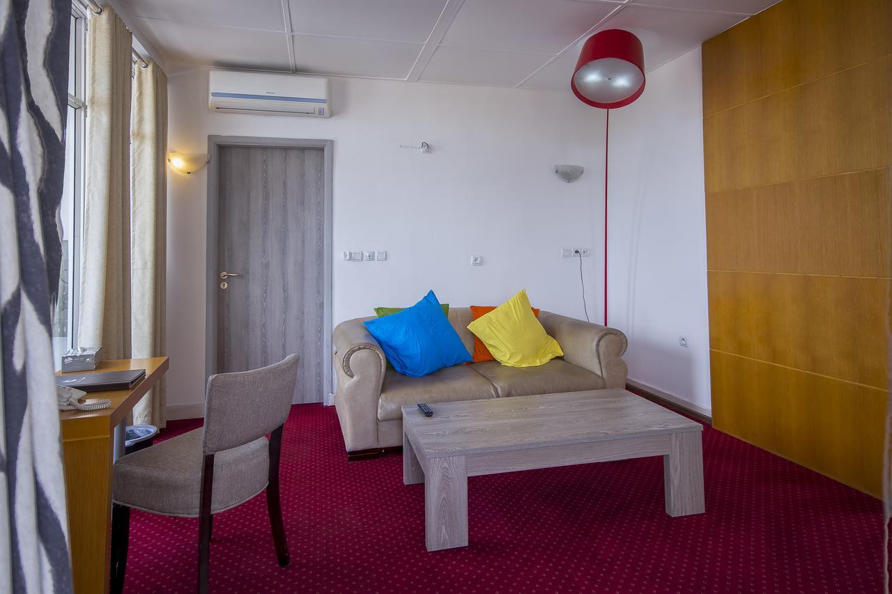 Leon Hotel Kinshasa Luaran gambar